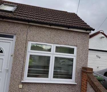 Pettits Apartment | Spacious Bungalow in Romford with parking