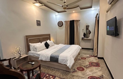 Gulshan-e-Iqbal House | Spacious bungalow with 8 bedrooms and WiFi, AC in gulshan e iqbal Karachi