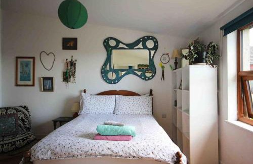 Gooseham House | Spacious cabin on isolated farm with sea view