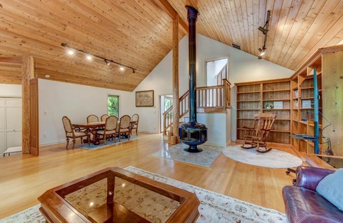 Cedar Heights House | Spacious Cabin Style Home with Hot Tub, Sauna, AC, King Bed, Loft, Free Parking