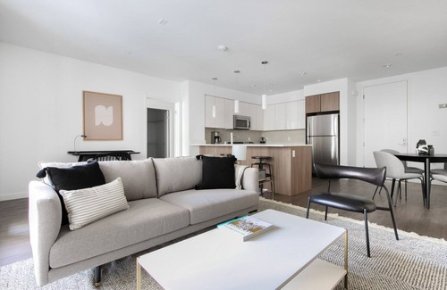 Campbell Apartment | Spacious Campbell 2BR w/Pool, Parking, walk to Groceries, by Blueground