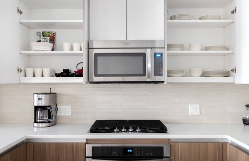 Campbell Apartment | Spacious Campbell 2BR w/Pool, Parking, walk to Groceries, by Blueground