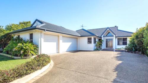 Banksia Beach House | Spacious Canal Home With Pontoon!