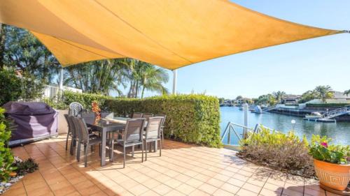 Banksia Beach House | Spacious Canal Home With Pontoon!