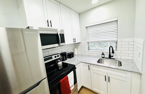 Lake Ridge Apartment | Spacious & Central 1BR APT W/Shared Pool & Garden