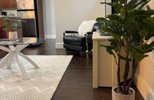 Jubilee Apartment | Spacious & Central One Bedroom Apt in Fernwood - 10 min walk to Royal Jubilee!