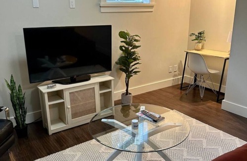 Jubilee Apartment | Spacious & Central One Bedroom Apt in Fernwood - 10 min walk to Royal Jubilee!