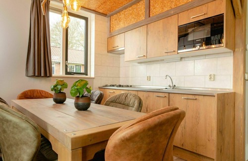 Zuna Cabin | Spacious children's cottage with treehouse beds, bubble tub, toys and a fun theme!