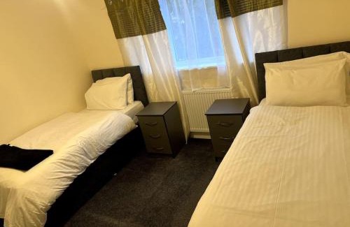 Worcester House | Spacious City Centre Home Near Hospital & M5