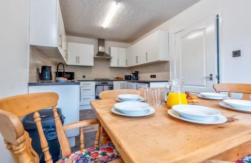 Donnington House | Spacious City House in Telford Pass the Keys