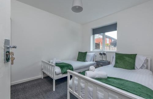 Donnington House | Spacious City House in Telford Pass the Keys