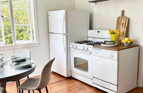 Kitsilano House | Spacious Classic 2BR - Kits Beach Sunsets & Seawall