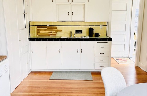 Kitsilano House | Spacious Classic 2BR - Kits Beach Sunsets & Seawall