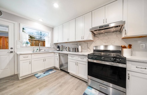 Los Gatos House | Spacious & Classy 4BR Los Gatos Villa: Jetted Tub & Foozball