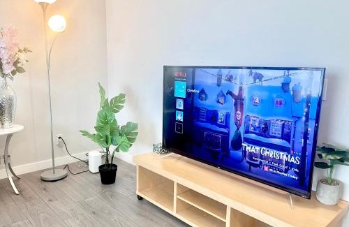 Southwest Calgary House | Spacious & Comfy Main Floor 3BR Suite in Detached House