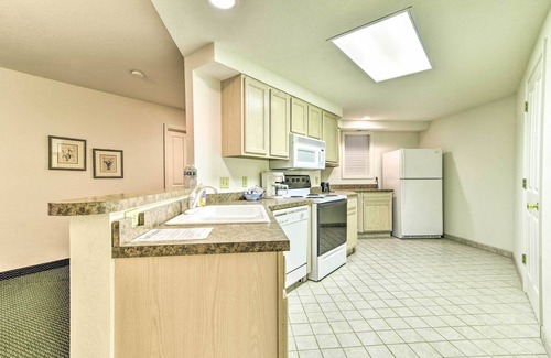 Pigeon Condo | Spacious Condo w/Balcony, 4 Mi to Beach!