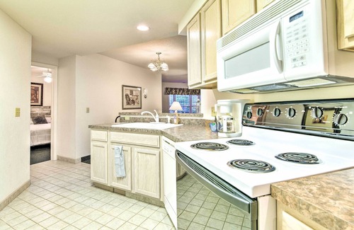 Pigeon Condo | Spacious Condo w/Balcony, 4 Mi to Beach!