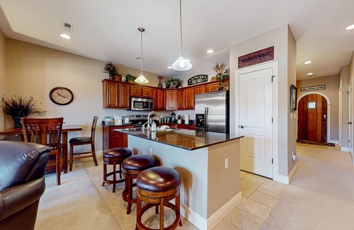 Fieldstone Bluffs Condo | Spacious condo with balcony, patio, games, fireplace, W/D, & AC