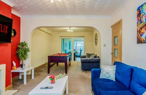 Luton House | ⭐ Spacious Contractor🏡 6BR w/Parking &Pool Table