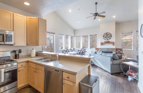 Kimball Junction Condo | Spacious Corner Unit Near Skiing, 2 BR+Loft, 2.5 BA, Top Floor, Sleeps 8