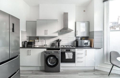 Shepherd's Bush Apartment | Spacious & Cosy Apartment in Shepherd’s Bush | Sleeps 7