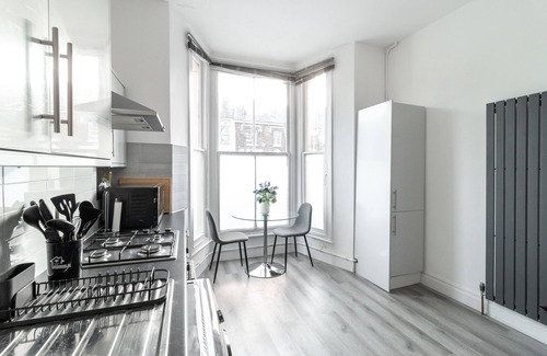Shepherd's Bush Apartment | Spacious & Cosy Apartment in Shepherd’s Bush | Sleeps 7