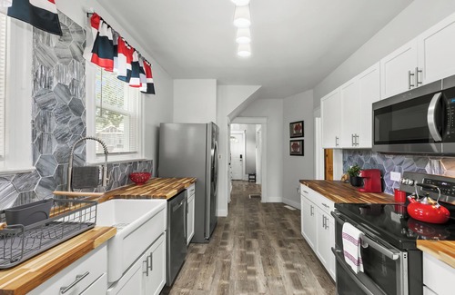 St. Louis House | Spacious Cottage near Airport, Hospitals, & HWYs