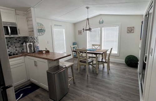 Key Largo RV Rental | Spacious cottage - the Calusa campground-keylargo-pool