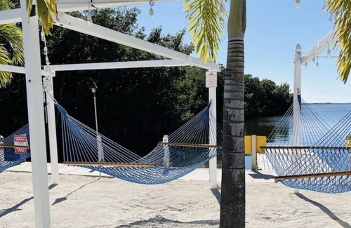 Key Largo RV Rental | Spacious cottage - the Calusa campground-keylargo-pool