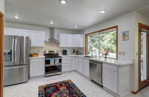 Des Moines House | Spacious Cozy 5-bedroom house with AC, WiFi in welcoming Des Moines