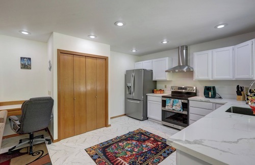 Des Moines House | Spacious Cozy 5-bedroom house with AC, WiFi in welcoming Des Moines