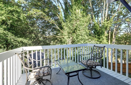 Des Moines House | Spacious Cozy 5-bedroom house with AC, WiFi in welcoming Des Moines