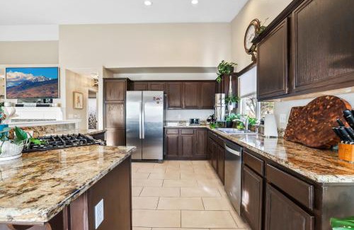 Northeast Reno House | Spacious Cozy and Furnished Bedroom Private Bathroom, Close to Everything