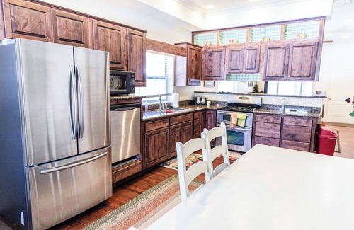 Pinetop Cottage | Spacious & Cozy Cabin – Minutes from Trails, Lakes & Family Fun!