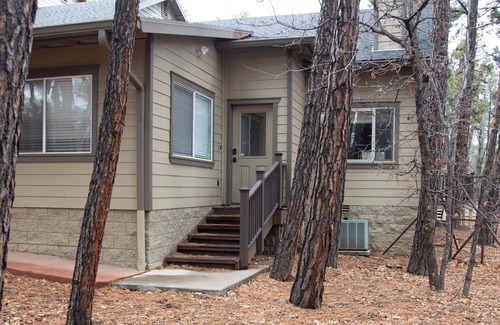 Pinetop Cottage | Spacious & Cozy Cabin – Minutes from Trails, Lakes & Family Fun!