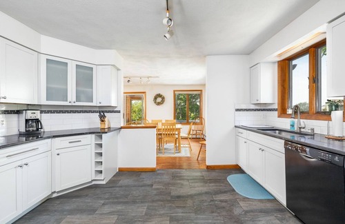 Point Judith House | Spacious&Custom Built Contemporary Home- 5 bed, 3 full bath located on Southern Tip of Narragansett!