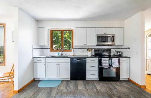 Point Judith House | Spacious&Custom Built Contemporary Home- 5 bed, 3 full bath located on Southern Tip of Narragansett!