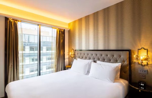 Portsoken Hotel | Spacious Deluxe King Room, City Views, Steps from the Tube