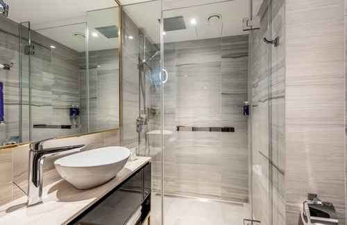 Portsoken Hotel | Spacious Deluxe King Room, City Views, Steps from the Tube