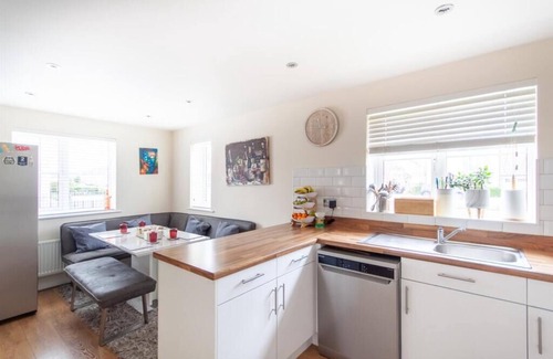 Weston-super-Mare House | Spacious detached home just 5 mins Weston-super-Mare beach Features 3 bedrooms