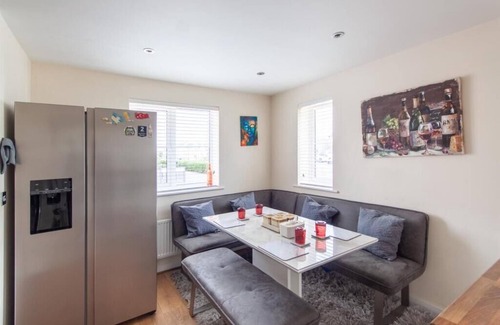 Weston-super-Mare House | Spacious detached home just 5 mins Weston-super-Mare beach Features 3 bedrooms