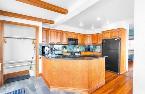 Oceanside House | Spacious dog-friendly home with ocean views, sauna, wood stove & WIFI