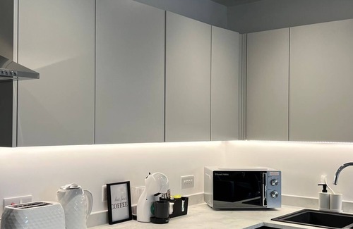 Hemel Hempstead Apartment | Spacious Double Bedroom - Balcony View