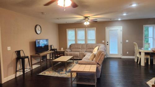 Clarksville House | Spacious Downtown 4 Bedroom