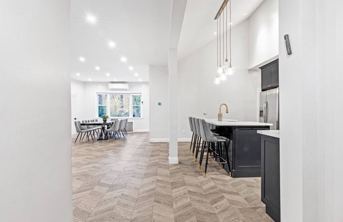 Woodridge House | Spacious Dream Home for 18: with Playground!