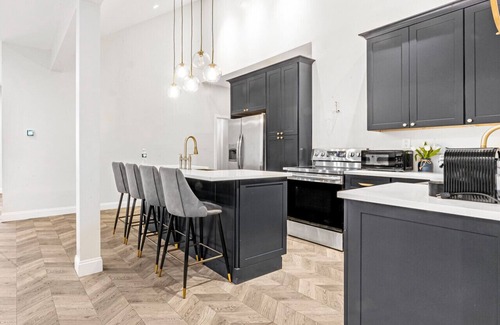 Woodridge House | Spacious Dream Home for 18: with Playground!