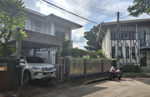 Bang Prok House | Spacious Entire House with shared Fitness Room and Shared Indoor Pool in club