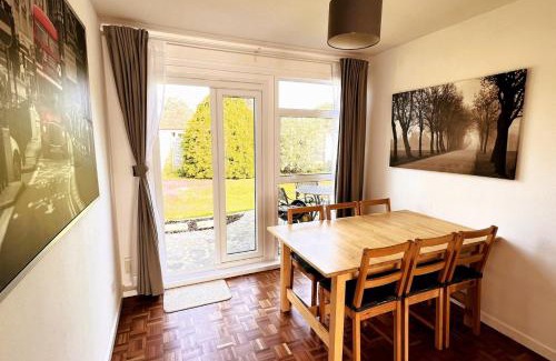 Epsom House | Spacious Family Bungalow with Garden for up to 7