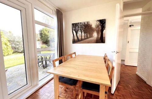 Epsom House | Spacious Family Bungalow with Garden for up to 7
