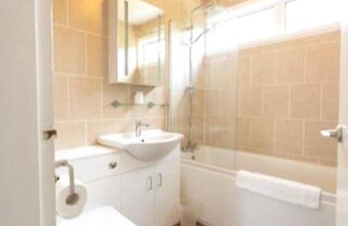 Epsom House | Spacious Family Bungalow with Garden for up to 7